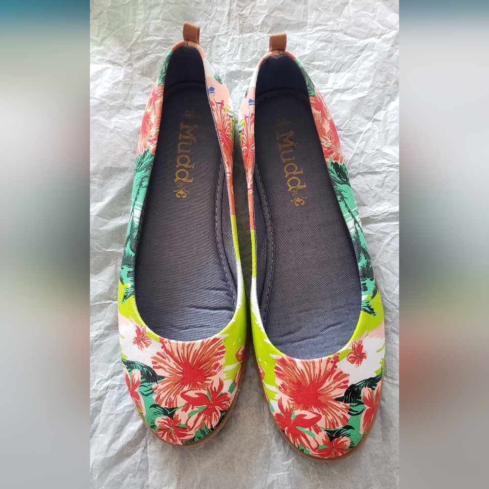 NWOT - Mudd Classic Slip On Ballet Flats Size 9 M Flower Print Fabric Hawaiian